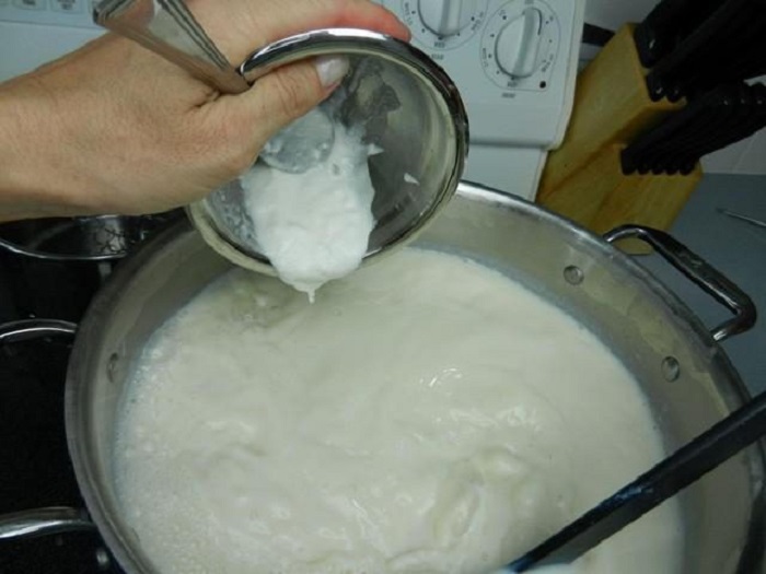 Изображение приготовления домашнего сыра