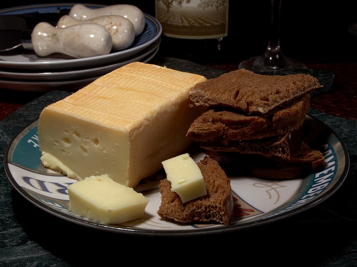 Изображение сыра на тарелке с хлебом