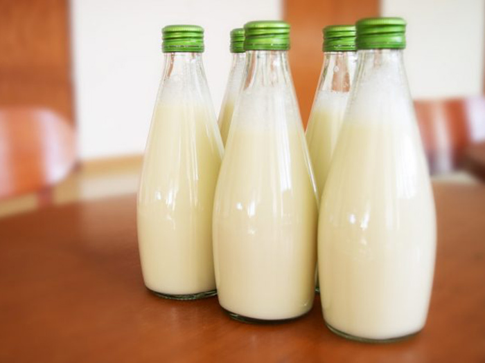 Стеклянные бутылки с молоком