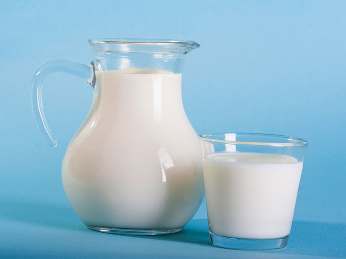 Молоко в стакане и кувшине
