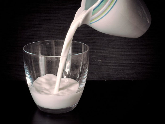 Козье молоко наливается в стакан