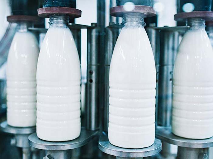 Молоко в пластиковых тарах