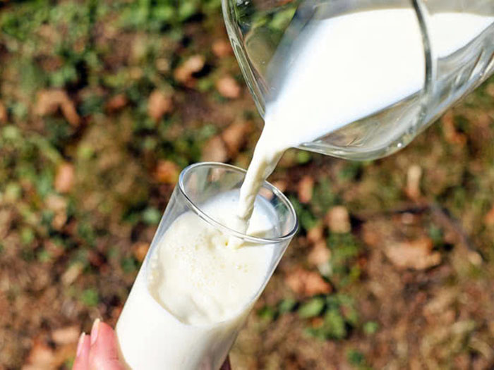 Молоко из стакана в кувшине